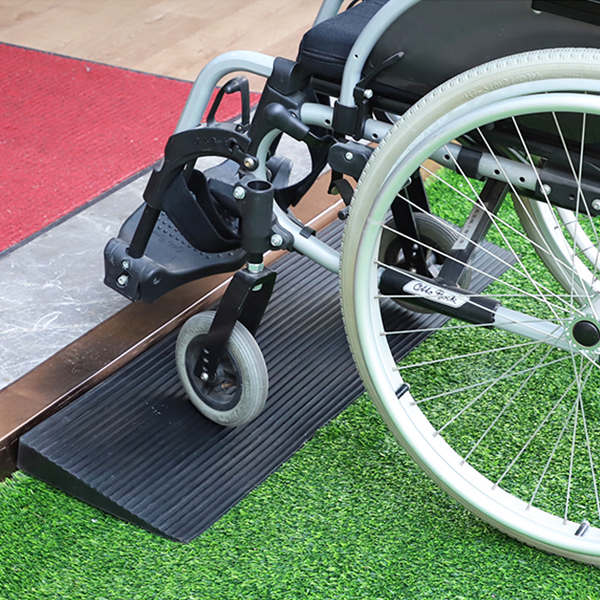 Heavy Duty Solid Rubber Shoulder Ramps Waterproof Non-Slip Slope Step Curb Ramps with PVC-coated Backing